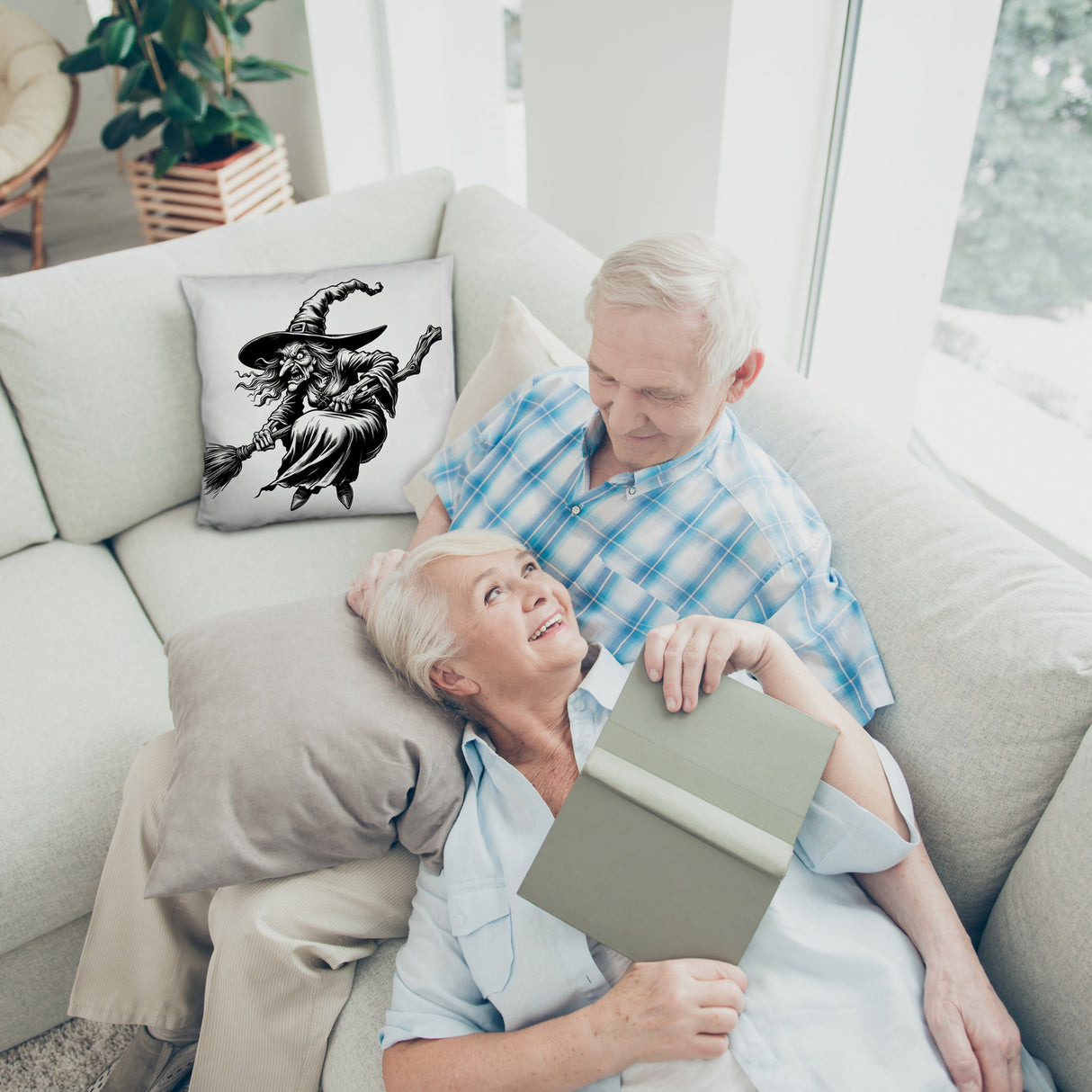 Wütende Hexe mit Besen Kissen