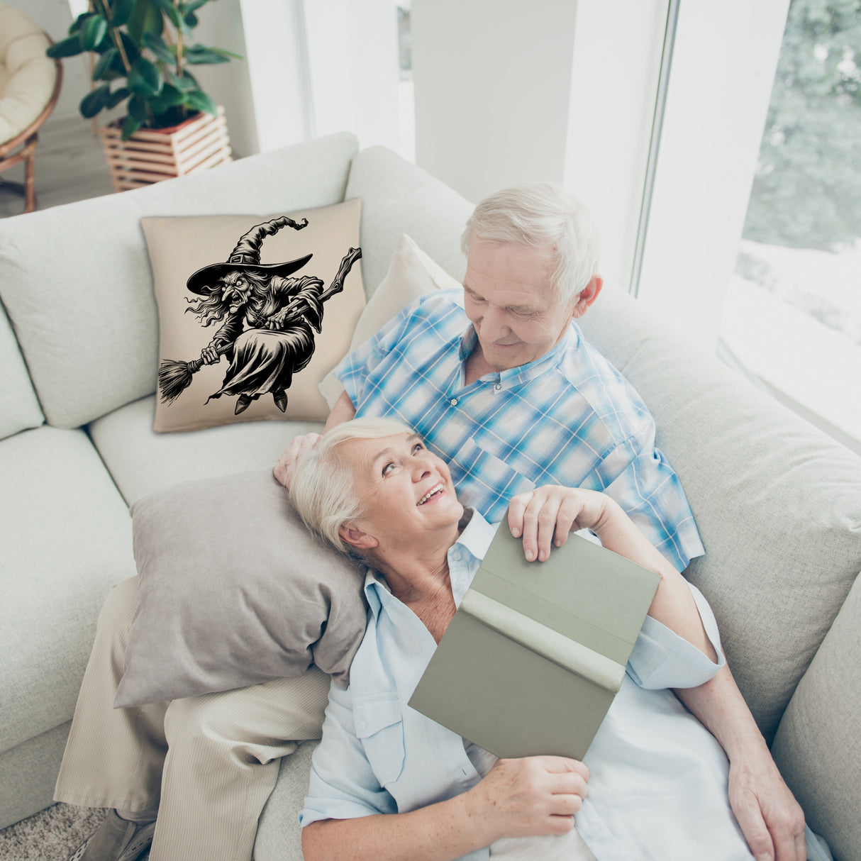 Wütende Hexe mit Besen Kissen