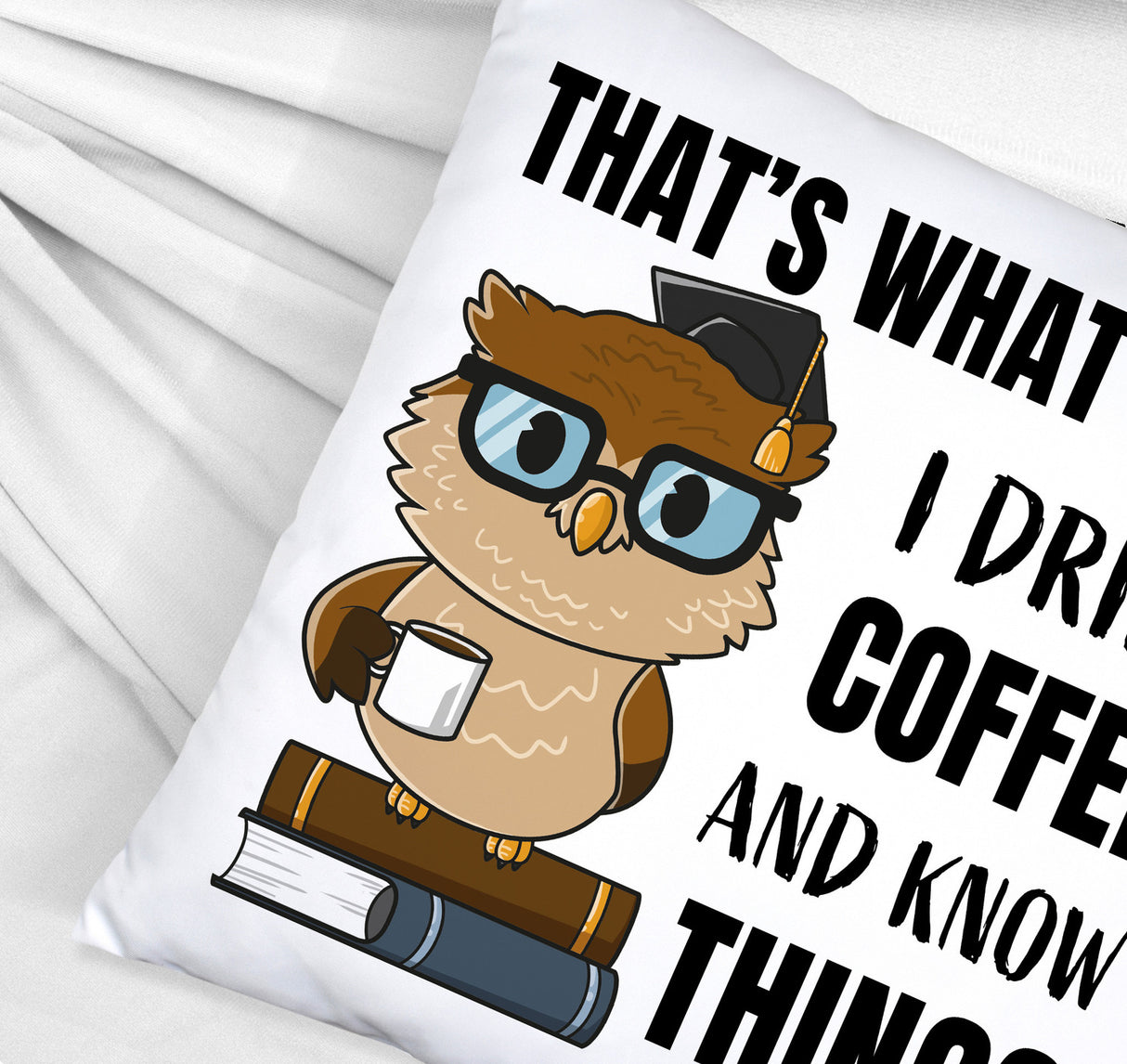 Eule Kissen mit Spruch I drink coffee and know things