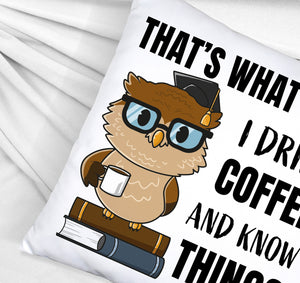 Eule Kissen mit Spruch I drink coffee and know things