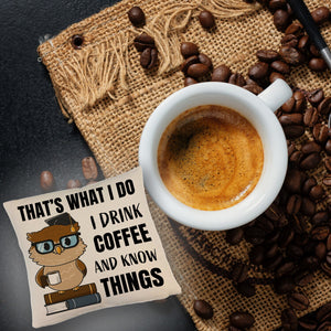 Eule Kissen mit Spruch I drink coffee and know things