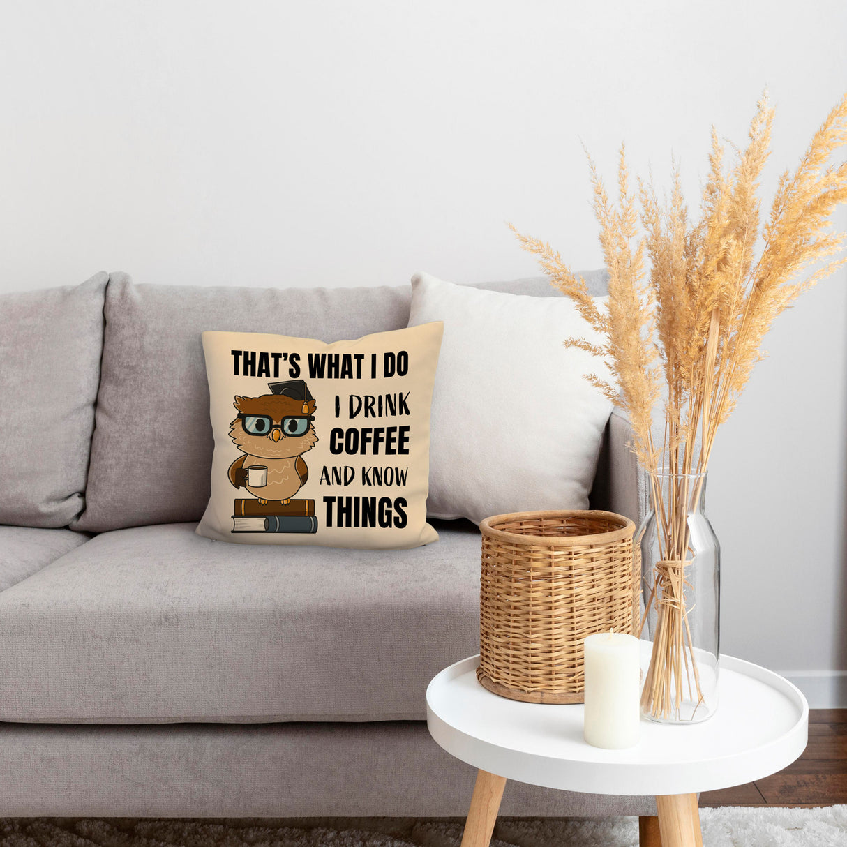 Eule Kissen mit Spruch I drink coffee and know things