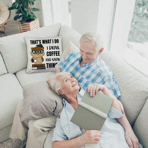Eule Kissen mit Spruch I drink coffee and know things