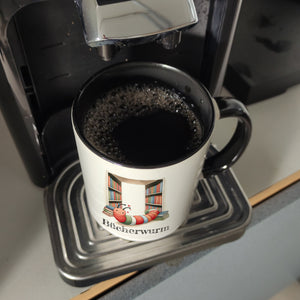 Bücherwurm Kaffeebecher mit Wurm in der Bibliothek