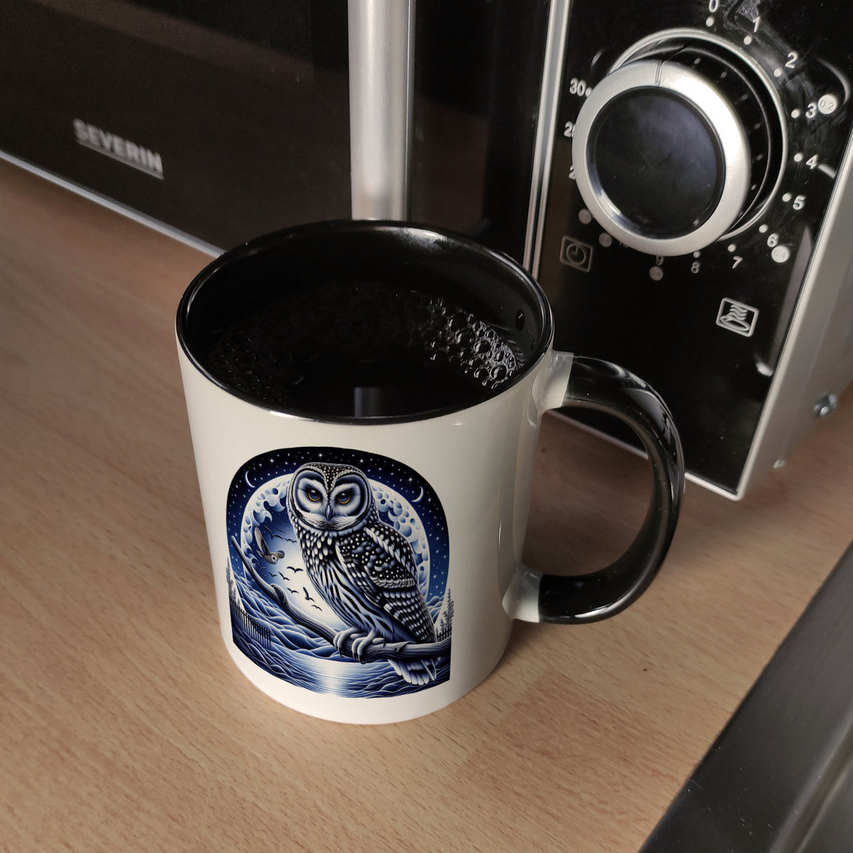 Eule auf einem Ast im Mondschein Kaffeebecher