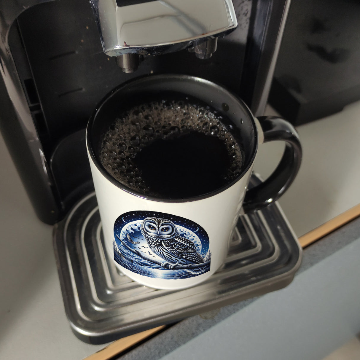 Eule auf einem Ast im Mondschein Kaffeebecher