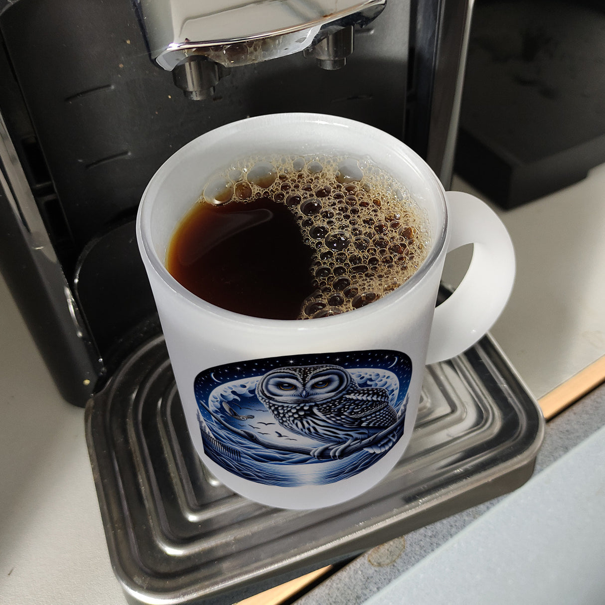 Eule auf einem Ast im Mondschein Kaffeebecher