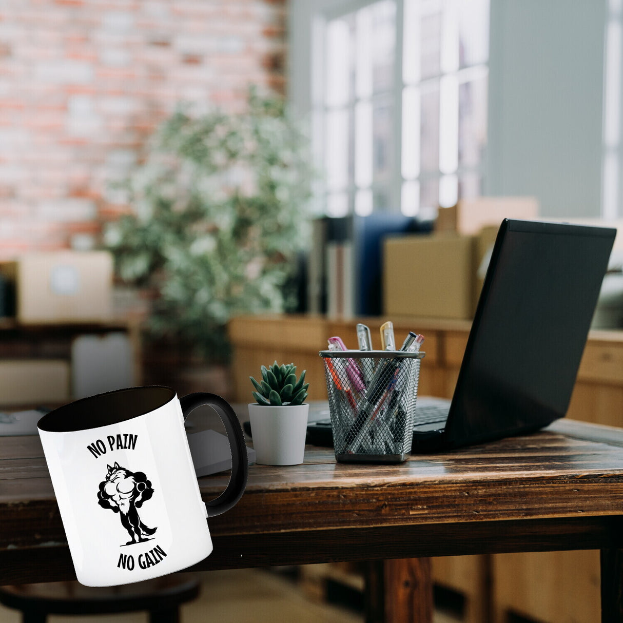 Muskulöser Fitness-Wolf Kaffeebecher mit Spruch NO PAIN NO GAIN