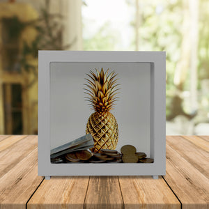 Goldene Ananas auf weißem Hintergrund Spardose