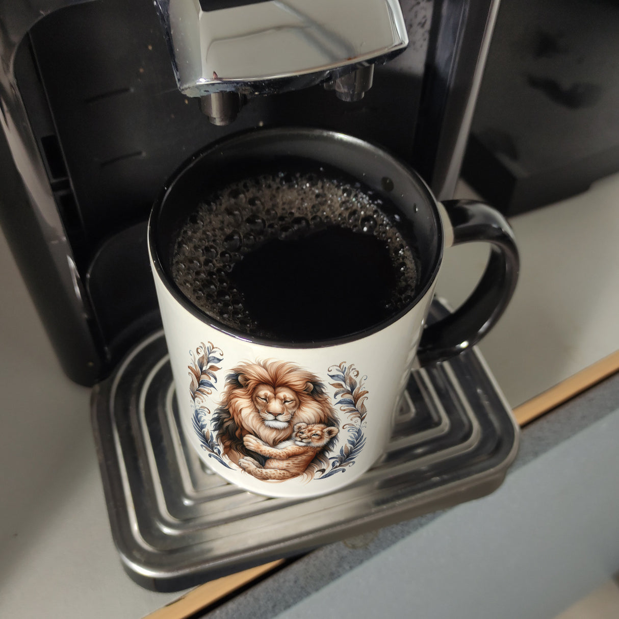 Löwenpapa mit Baby Kaffeebecher