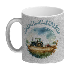 Traktor mit Pflug auf dem Feld Dorfkind Kaffeebecher