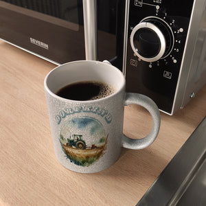 Traktor mit Pflug auf dem Feld Dorfkind Kaffeebecher