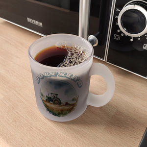 Traktor mit Pflug auf dem Feld Dorfkind Kaffeebecher