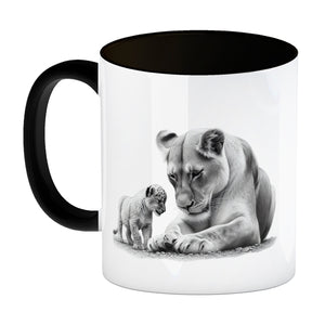 Liegende Löwin mit Babylöwe Kaffeebecher