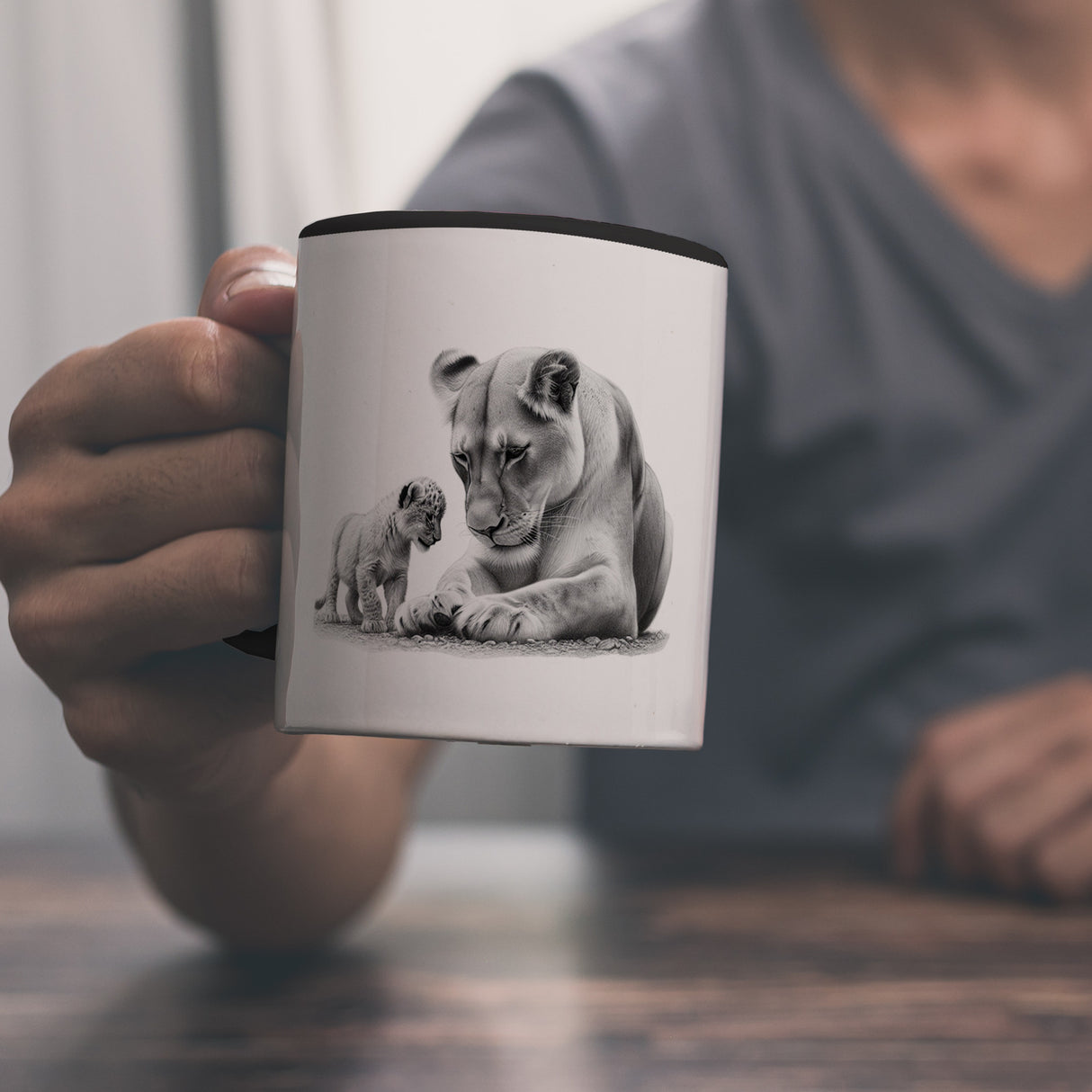 Liegende Löwin mit Babylöwe Kaffeebecher