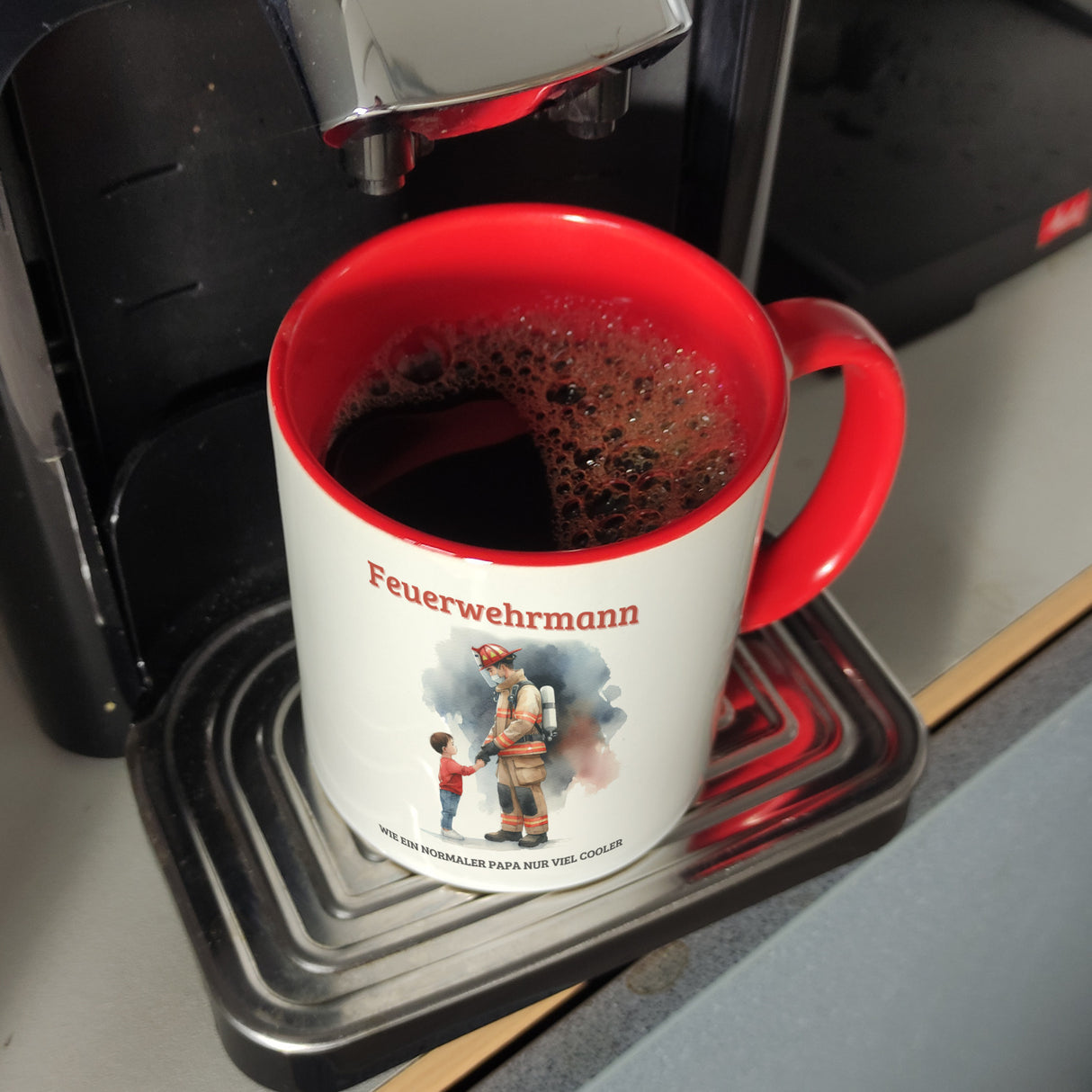 Feuerwehrmann mit Sohn Kaffeebecher