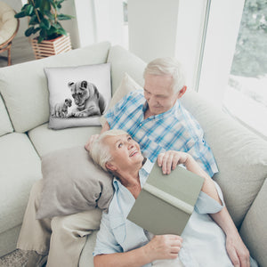 Liegende Löwin mit Babylöwe Kissen