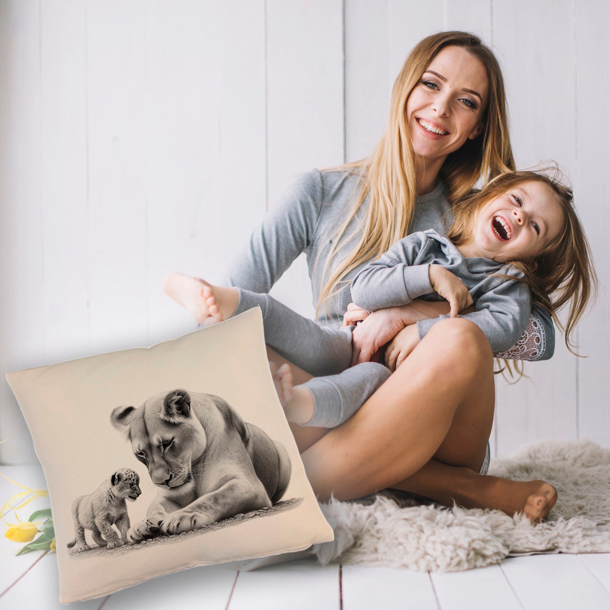Liegende Löwin mit Babylöwe Kissen