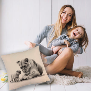 Liegende Löwin mit Babylöwe Kissen