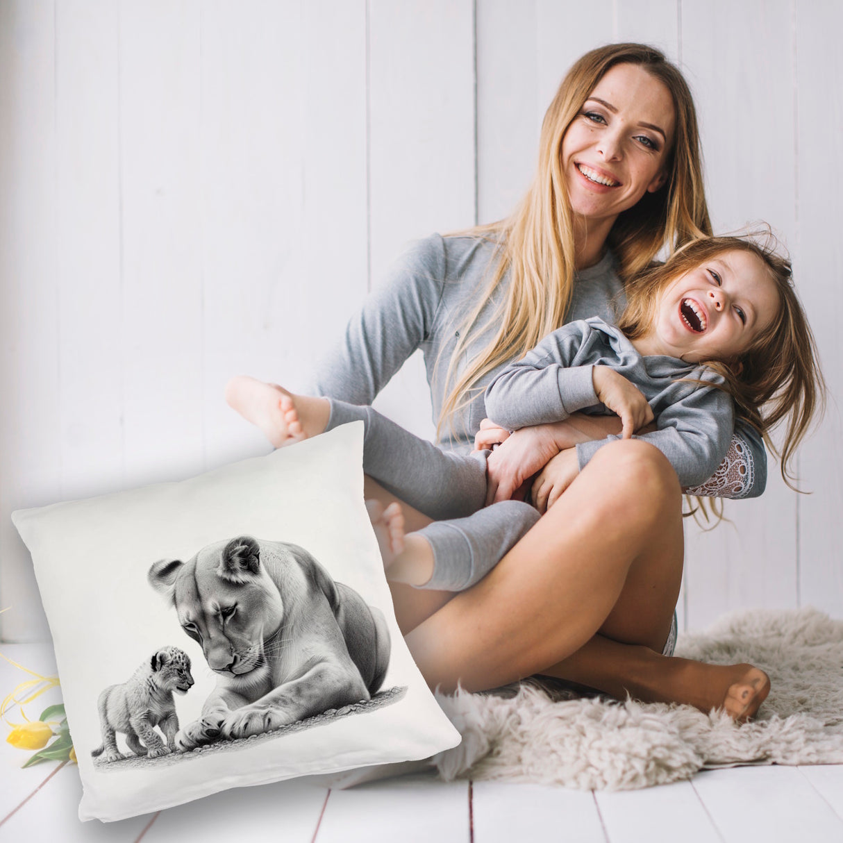 Liegende Löwin mit Babylöwe Kissen