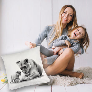 Liegende Löwin mit Babylöwe Kissen