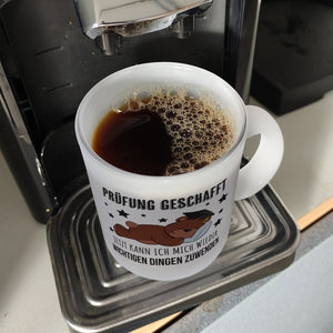 Schlafender Bär mit Doktorhut Kaffeebecher mit Spruch Prüfung bestanden