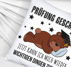Schlafender Bär mit Doktorhut Kissen mit Spruch Prüfung bestanden