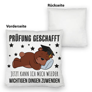 Schlafender Bär mit Doktorhut Kissen mit Spruch Prüfung bestanden