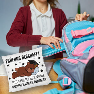 Schlafender Bär mit Doktorhut Kissen mit Spruch Prüfung bestanden