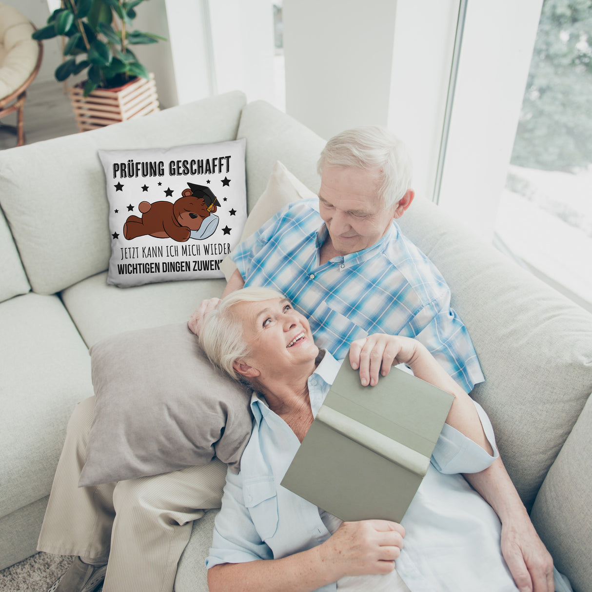 Schlafender Bär mit Doktorhut Kissen mit Spruch Prüfung bestanden