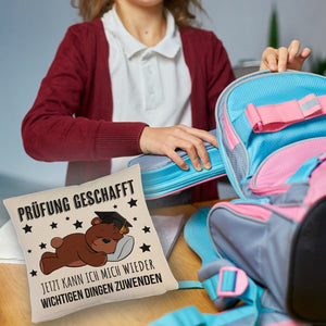 Schlafender Bär mit Doktorhut Kissen mit Spruch Prüfung bestanden