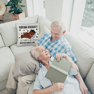 Schlafender Bär mit Doktorhut Kissen mit Spruch Prüfung bestanden