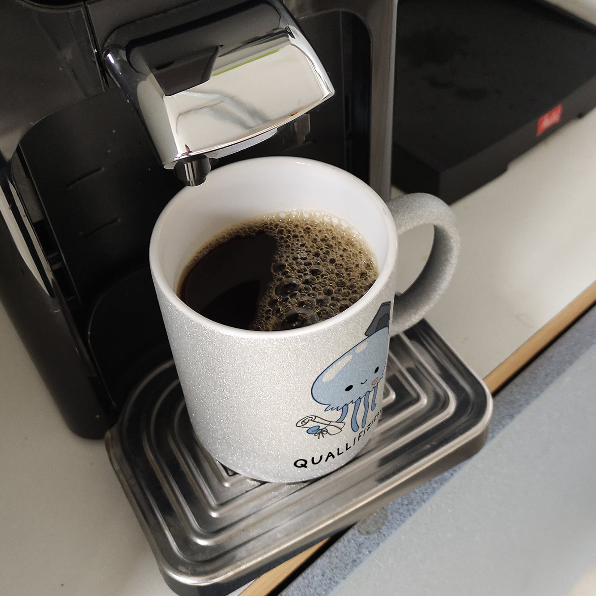 Jelly & Friends Qualle Kaffeebecher mit Spruch Quallifiziert