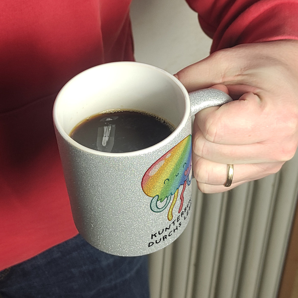 Jelly & Friends Regenbogen-Qualle Kaffeebecher mit Spruch Kunterbunt durchs Leben