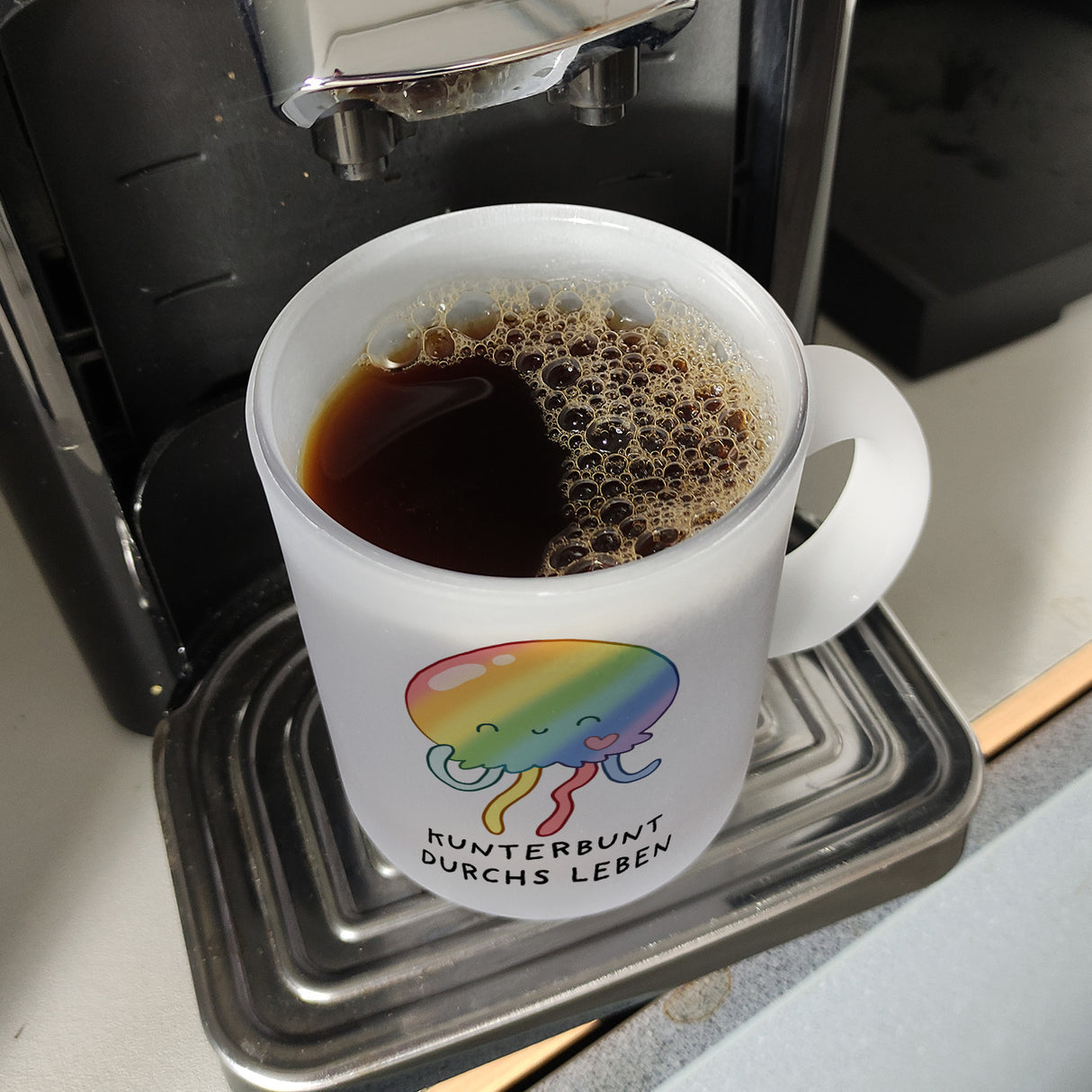 Jelly & Friends Regenbogen-Qualle Kaffeebecher mit Spruch Kunterbunt durchs Leben