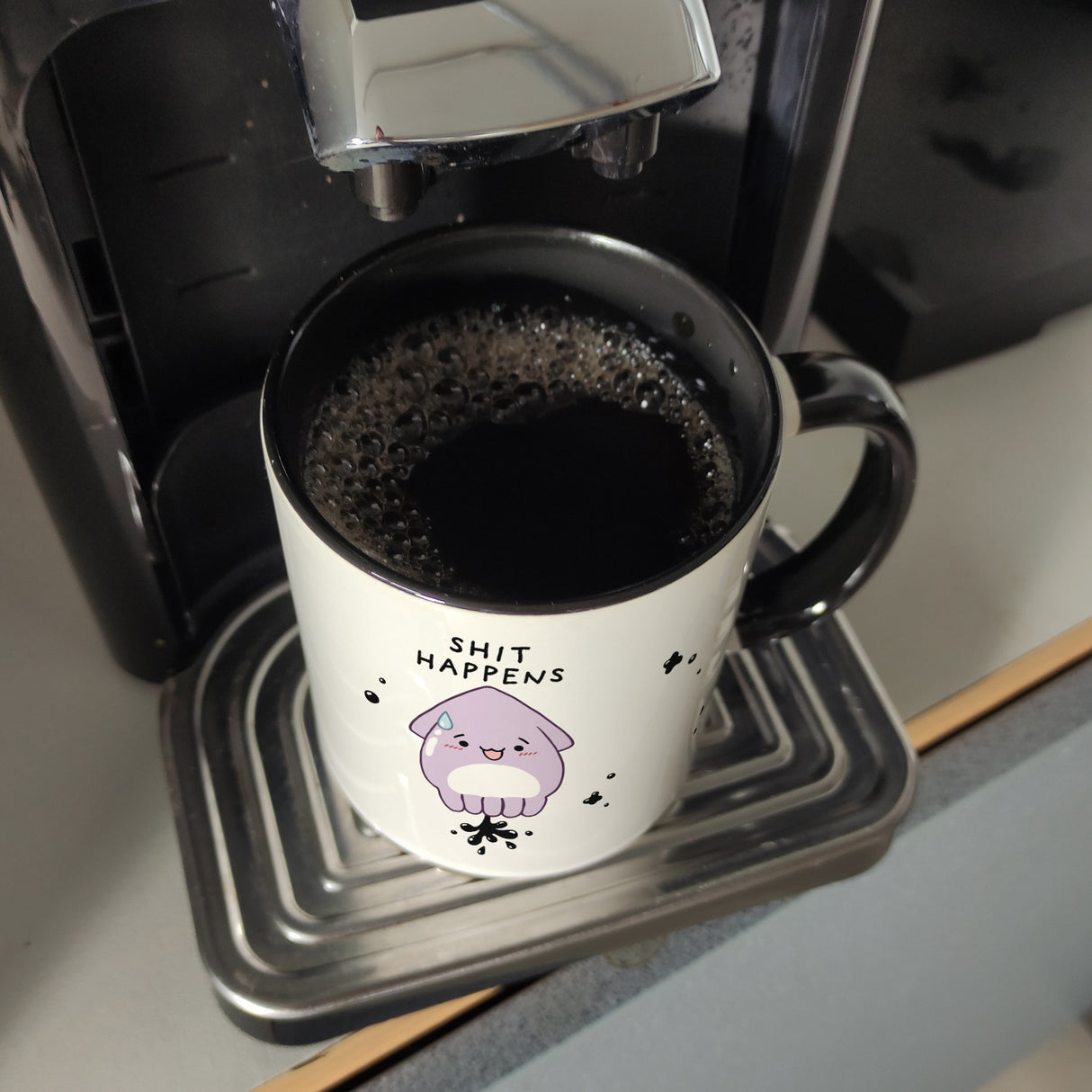 Jelly & Friends Tintenfisch Kaffeebecher mit Spruch Shit happens