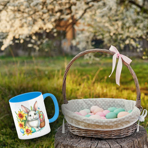 Osterhase neben Osterkorb Kaffeebecher