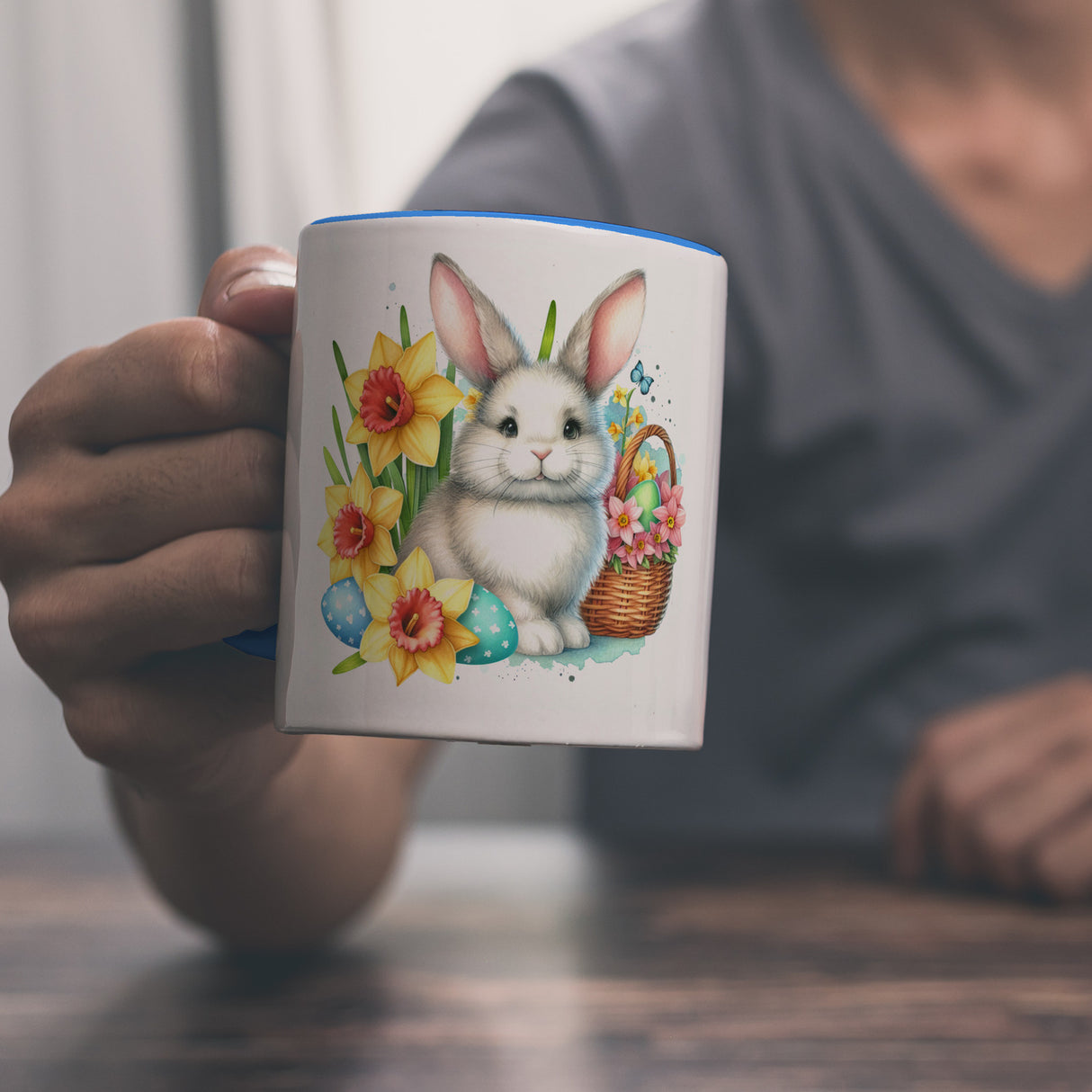 Osterhase neben Osterkorb Kaffeebecher