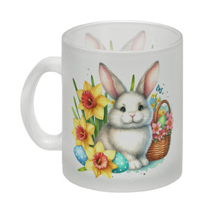 Osterhase neben Osterkorb Kaffeebecher