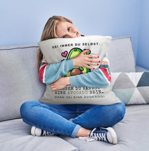Avocado im Kawaii-Stil Kissen mit Spruch Sei du selbst oder Avocado