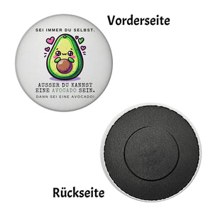 Avocado im Kawaii-Stil Magnet rund mit Spruch Sei du selbst oder Avocado