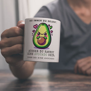 Avocado im Kawaii-Stil Kaffeebecher mit Spruch Sei du selbst oder Avocado