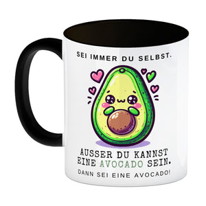 Avocado im Kawaii-Stil Kaffeebecher mit Spruch Sei du selbst oder Avocado