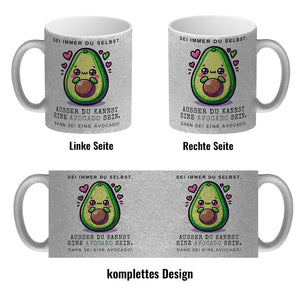 Avocado im Kawaii-Stil Kaffeebecher mit Spruch Sei du selbst oder Avocado