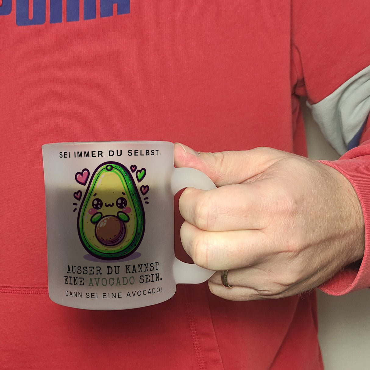 Avocado im Kawaii-Stil Kaffeebecher mit Spruch Sei du selbst oder Avocado