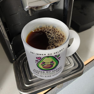 Avocado im Kawaii-Stil Kaffeebecher mit Spruch Sei du selbst oder Avocado