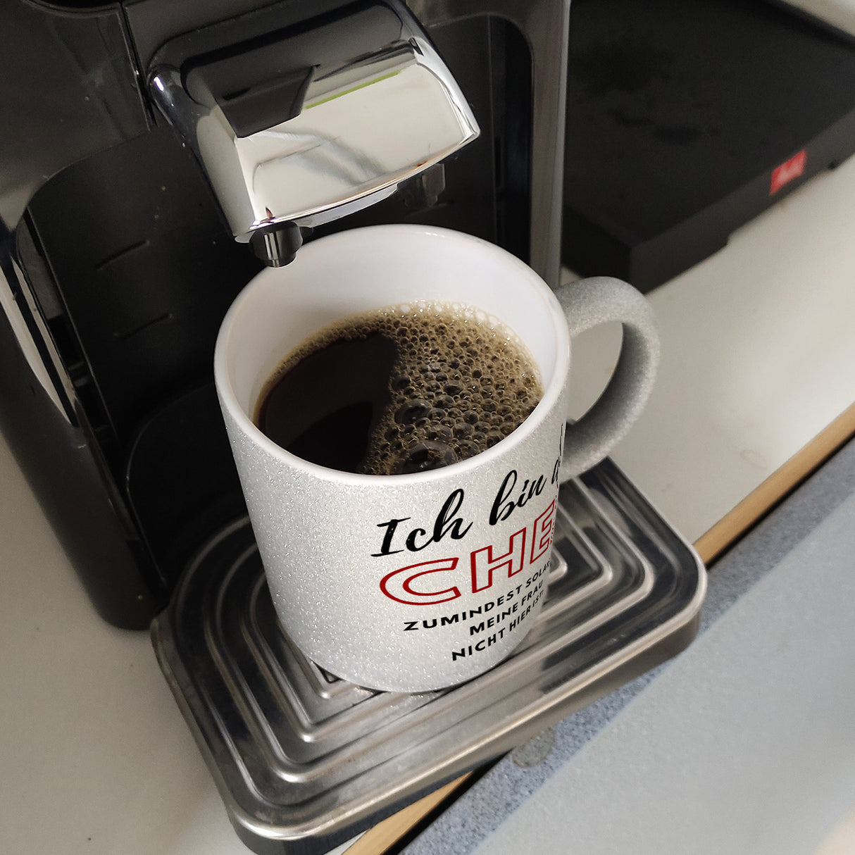Frau ist der Chef Kaffeebecher mit Spruch Chef bis meine Frau kommt