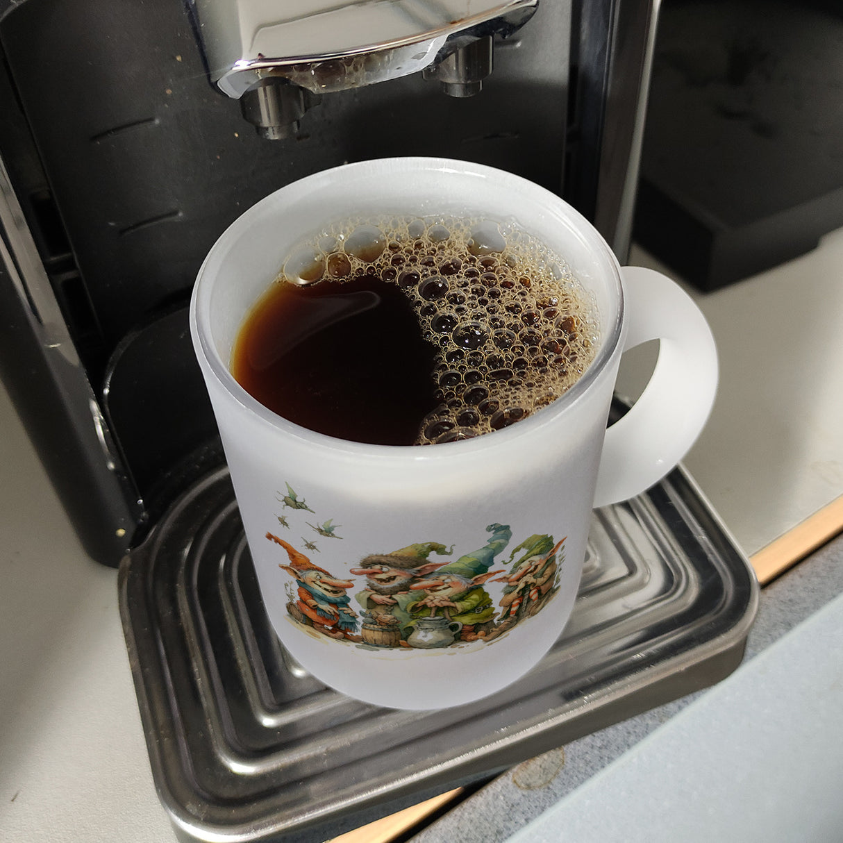 Lustige Kobolde mit bunten Mützen Kaffeebecher