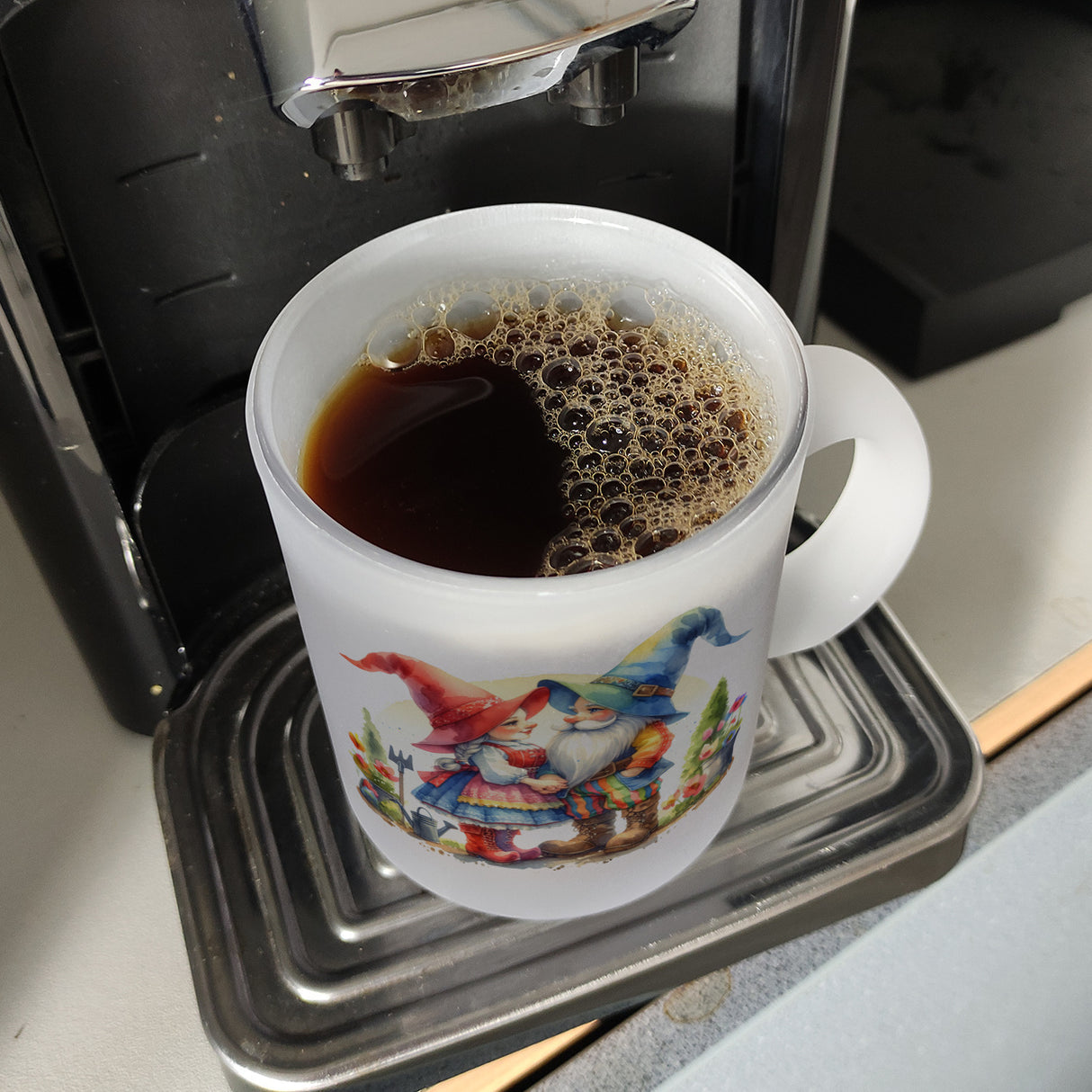 Verliebte Gartenzwerge im Garten Kaffeebecher