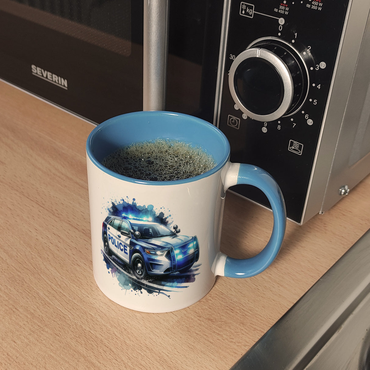 Polizeiauto im Einsatz Kaffeebecher